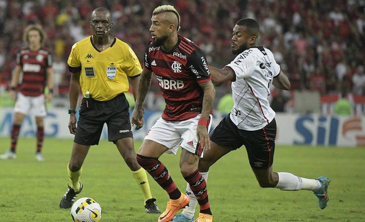Vidal estreia no Maracanã, ajuda Flamengo a furar bloqueio e será preparado para entrar na vaga de Thiago Maia
