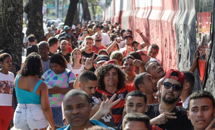Torcida do Flamengo faz filas na Gávea por gratuidades para a Libertadores