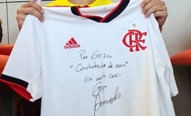 Arrascaeta presenteia ex-jogador Gerson com camisa autografada: 'Ele me ouviu'