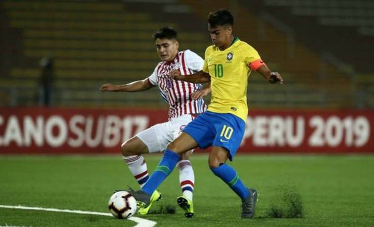 Sem meias, Flamengo aguarda volta de Reinier da seleção sub-17 para integrá-lo ao profissional