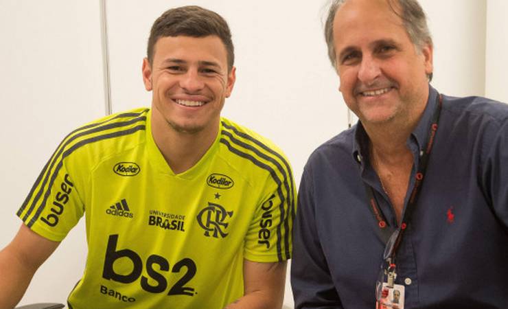 Hugo Moura renova com o Flamengo até o fim de 2023