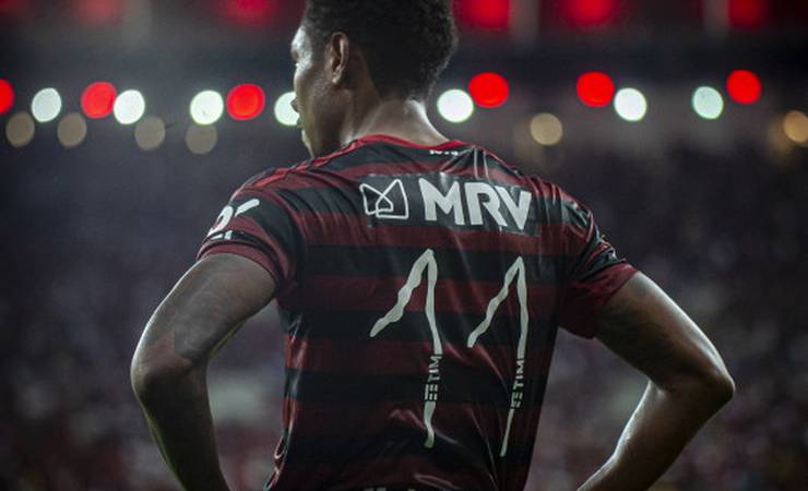 Em dia de festa no Maracanã, Mengão entra em campo com uniformes desenhados por crianças
