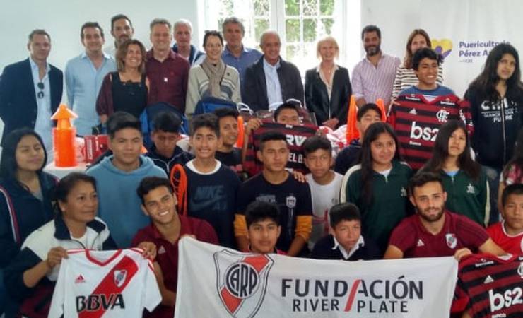 Flamengo e River Plate participam de ação social em Lima, no Peru