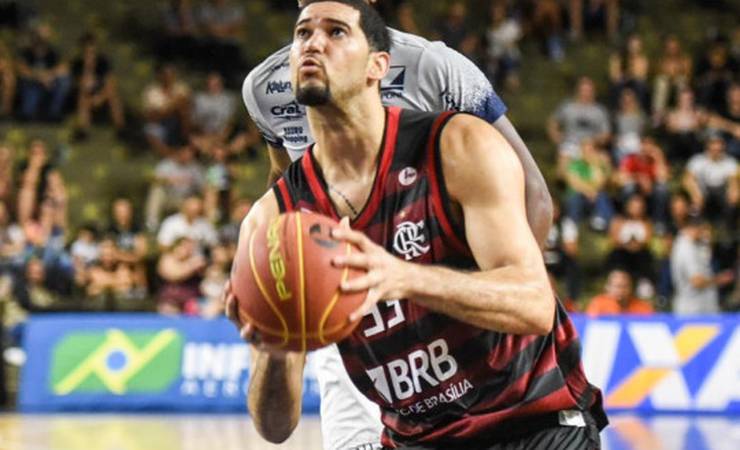 Fora de casa, Flamengo vence Bauru por 79 a 66 pelo NBB 12