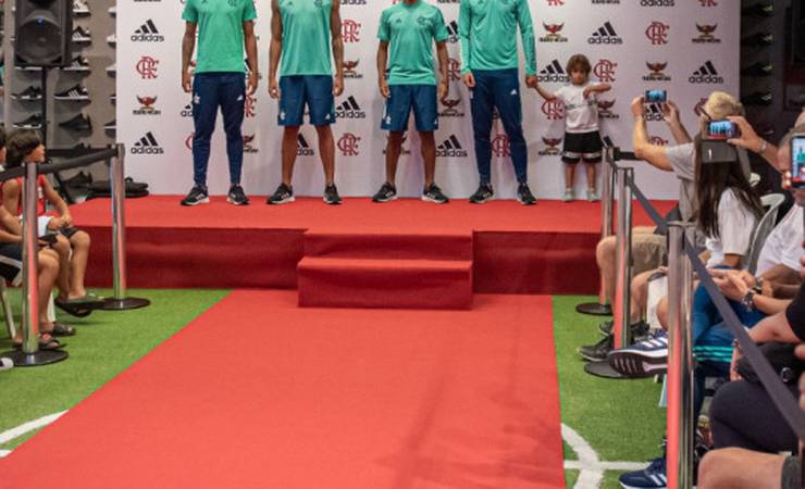 Flamengo lança novos uniformes de treino e viagem para a temporada 2020