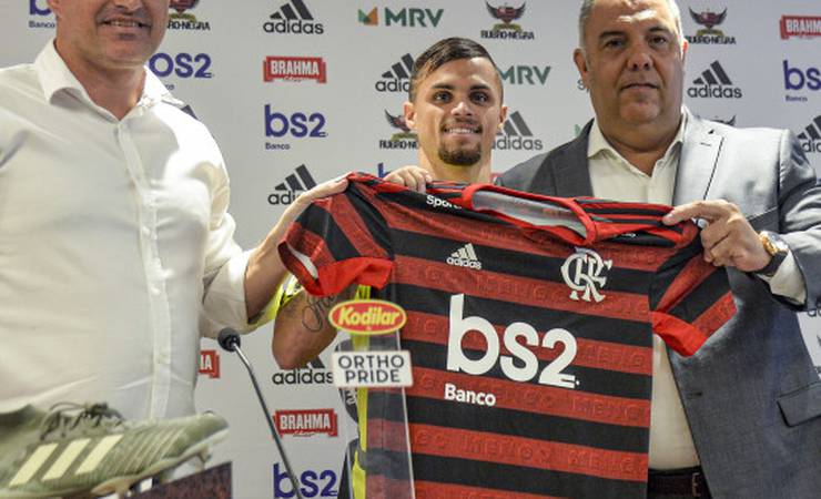 Novo reforço do Mengão, Michael é apresentado no Ninho do Urubu
