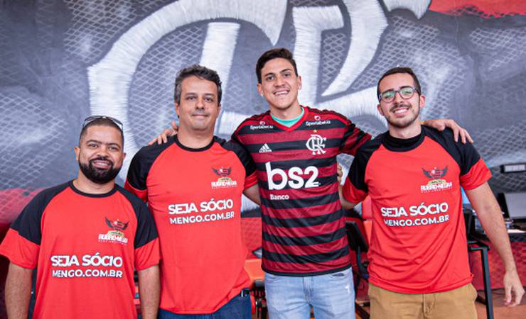 Em apresentações de novos reforços, sócios-torcedores conhecem o Ninho e jogam até futmesa