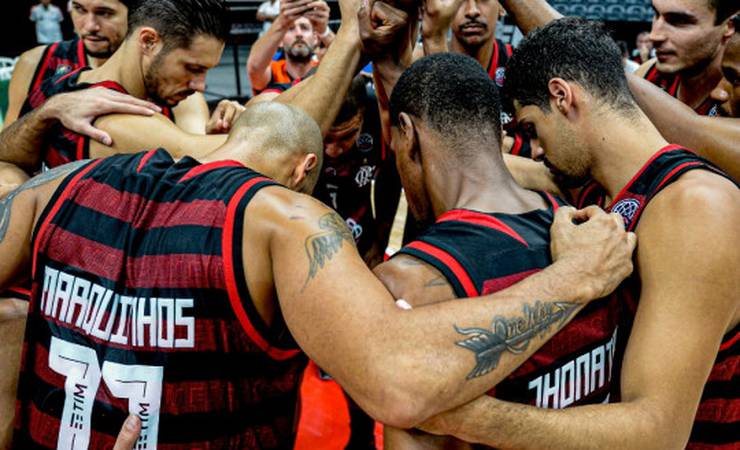 Em jogo eletrizante, Mengão vence o Instituto por 66 a 64 e está na final da Champions League