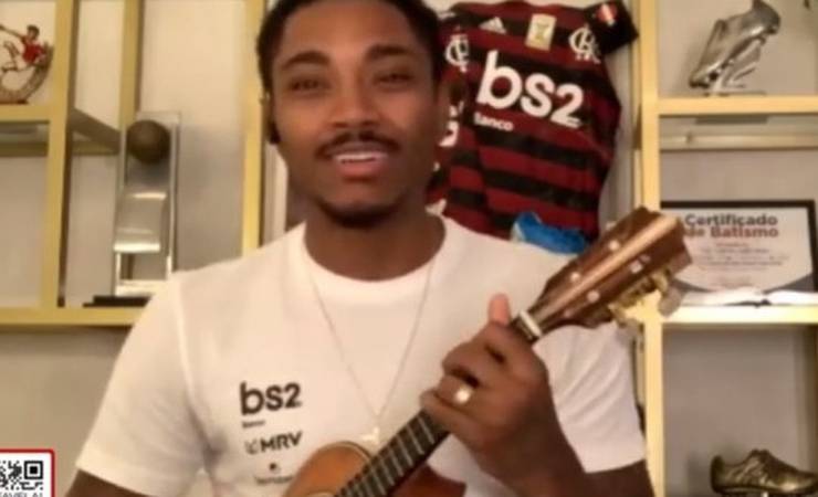 Vitinho fala sobre rotina na quarentena e destaca crescimento no Flamengo