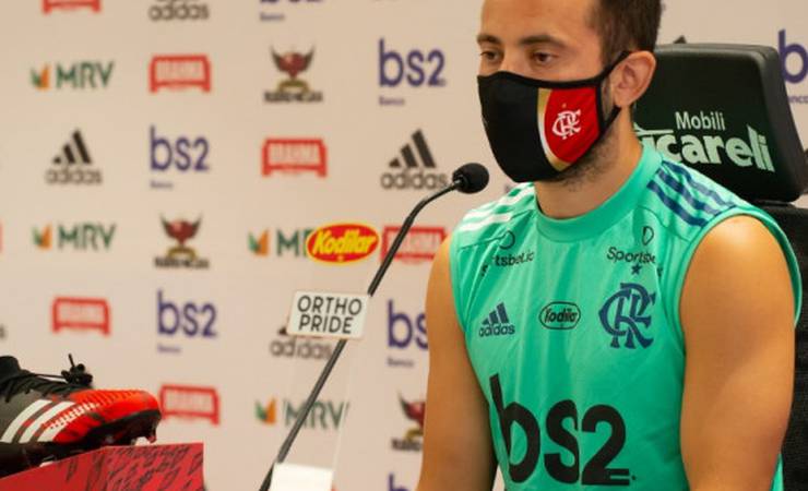 Everton Ribeiro concede entrevista coletiva no Ninho do Urubu