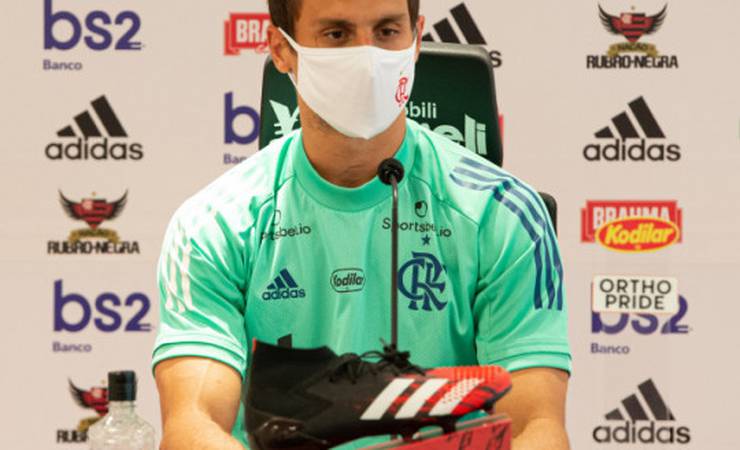 Zagueiro Rodrigo Caio concede entrevista coletiva no Ninho do Urubu