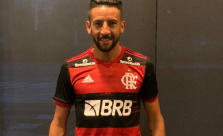 Flamengo acerta contratação de Mauricio Isla