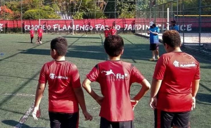 Por que abrir uma escola de futebol do Flamengo: veja os benefícios e como ter sua própria unidade