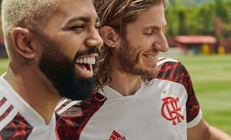 Flamengo segue homenagens ao time de 1981 com lançamento de camisa dois