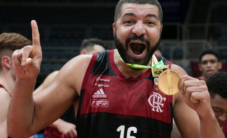 O DEUS DA RAÇA FICA! Rubro-negro de coração, Olivinha vai para 14ª temporada vestindo o Manto