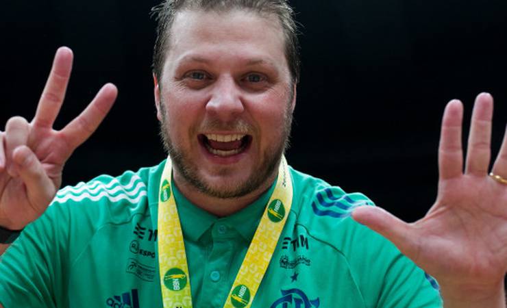 Gustavo De Conti renova com o FlaBasquete