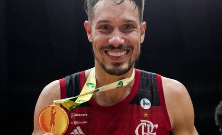 O Defensor do Ano fica! Premiado e multicampeão, Rafael Mineiro renova com o Flamengo