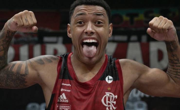O Monstrinho renovou! FlaBasquete contará com Yago para próximos desafios
