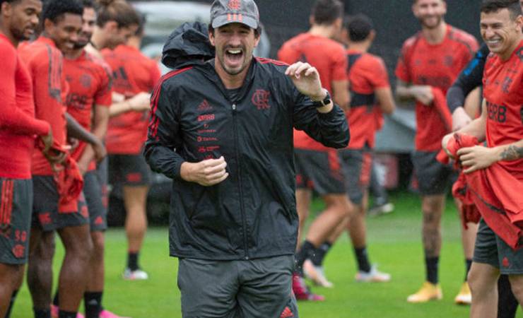 Auxiliar técnico francês Charles Hembert é homenageado pelos atletas antes do treino no CT