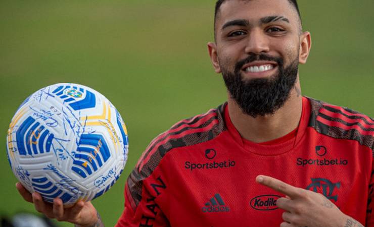 Gabigol recebe bola autografada pelo elenco rubro-negro