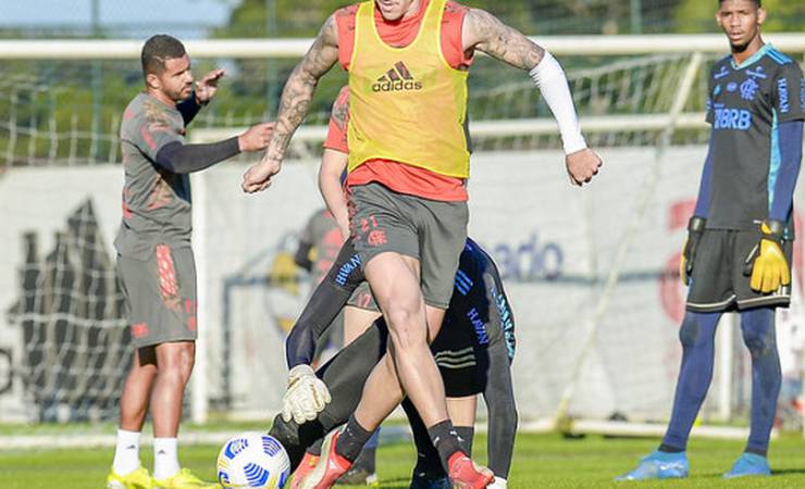 Pedro brilha no treino e marca dois golaços