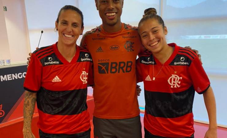 Bruno Henrique encontra Darlene, craque do Futebol Feminino