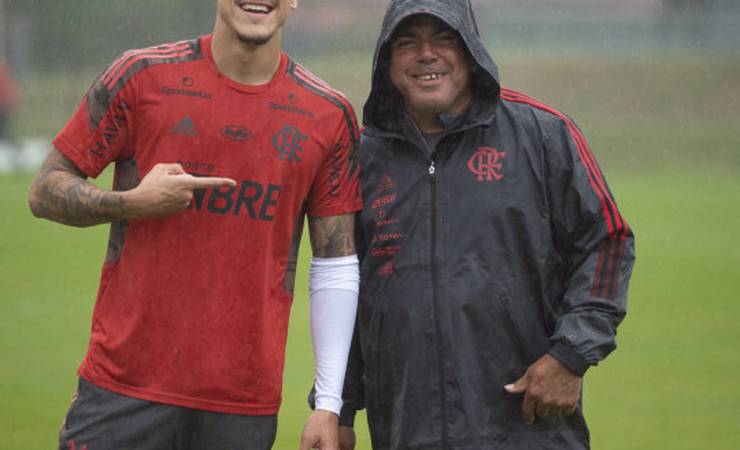 Roupeiro Moisés Azevedo completa 29 anos de Flamengo