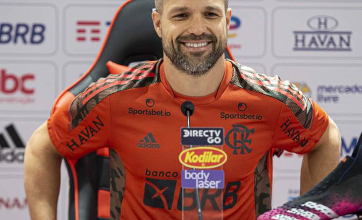 Diego Ribas concede coletiva no Ninho e exalta Renato Gaúcho