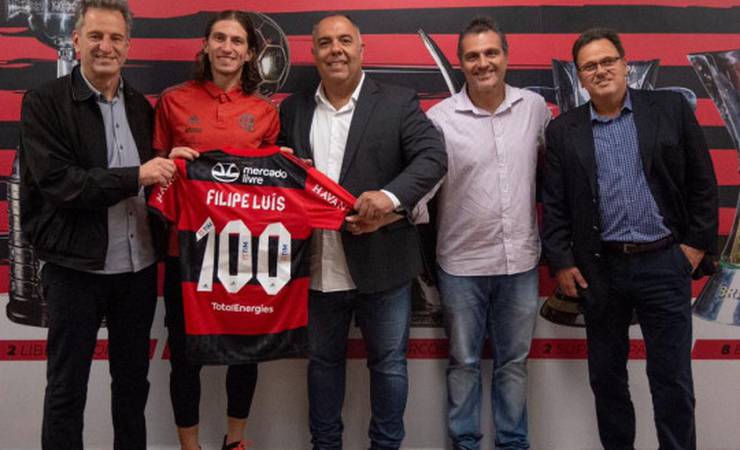 Filipe Luís recebe Manto comemorativo pelos 100 jogos