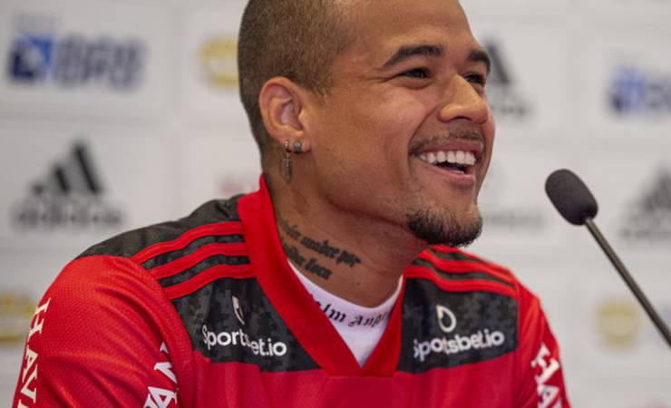 Kenedy desembarca no Brasil e é apresentado como reforço do Flamengo