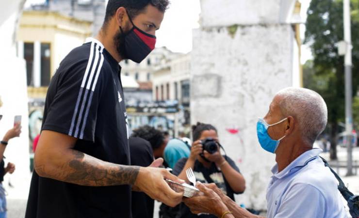 FlaBasquete prepara e distribui quentinhas para moradores em situação de rua