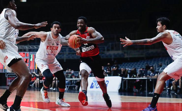 Em tarde de baixo aproveitamento nos arremessos, FlaBasquete perde para Franca pelo NBB