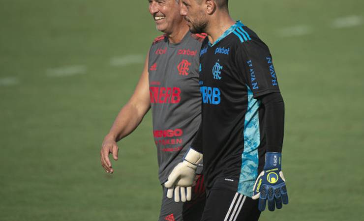 Preparador de goleiros do Mengão, Paulo Grilo rasga elogios a Diego Alves e Hugo Souza
