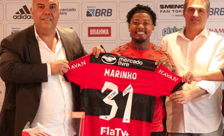 Marinho é apresentado no CT em coletiva marcada pela emoção do pai, Zé Carlos