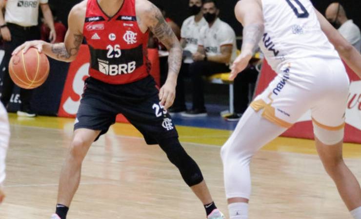 Com chuva de bolas de três, FlaBasquete alcança placar centenário e vence o Mogi fora de casa