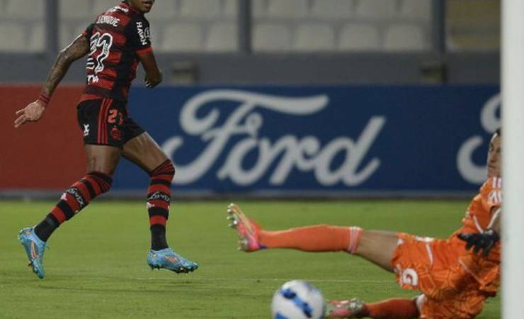 Fora de casa, Flamengo vence o Sporting Cristal por 2 a 0 na estreia da Libertadores
