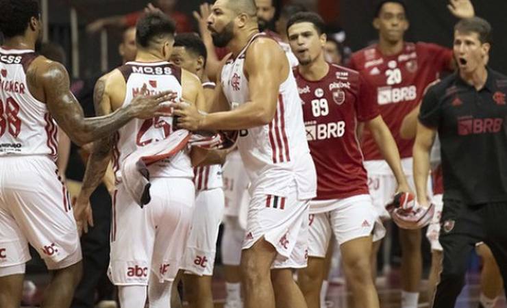 Em jogo de quartos distintos, FlaBasquete abre vantagem, sofre empate mas vence na prorrogação