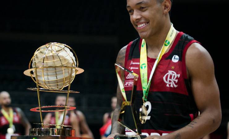 Campeão mundial com o FlaBasquete, Yago segue vestindo o Manto em 22/23