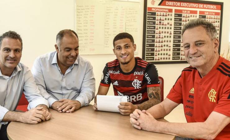 João Gomes assina renovação de contrato até 2027