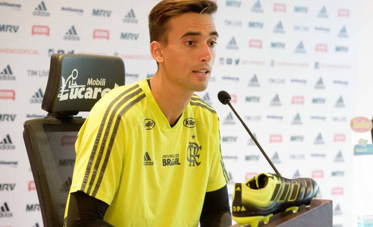 César fala sobre pressão de jogar no Flamengo e projeta duelo contra o São Paulo