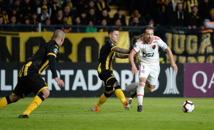 Flamengo empata com o Peñarol, fora de casa, e vai às oitavas na Liberta
