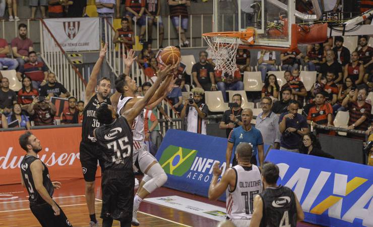 Flamengo vence o Botafogo e fica a uma vitória da final do NBB