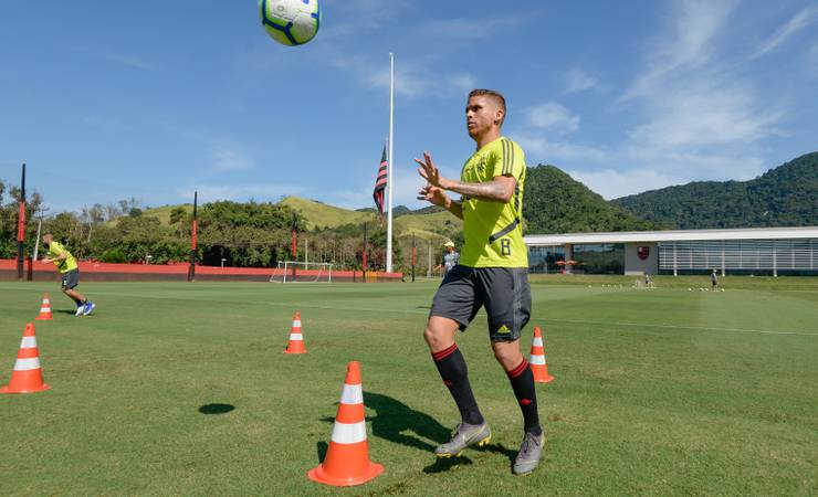 Cuéllar destaca tamanho do confronto contra o Corinthians e pede atenção em Itaquera