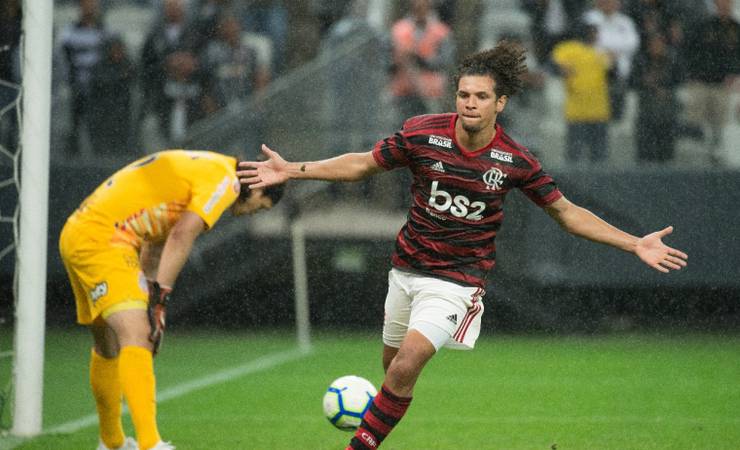 Flamengo vence o Corinthians por 1 a 0 e larga na frente nas oitavas da Copa do Brasil