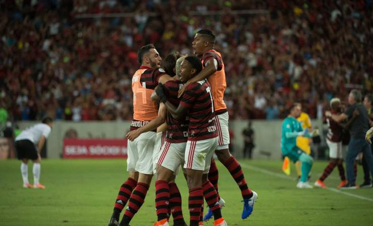 Rodrigo Caio marca nos acréscimos e Flamengo vence o Athletico-PR de virada