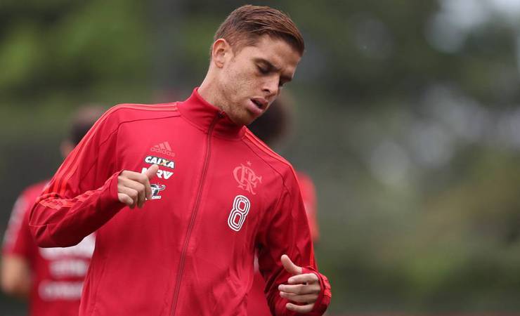 Ex-dirigente desmente Cuéllar e revela detalhes sobre saída do volante do Flamengo em 2019