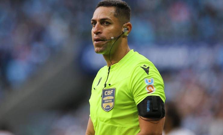Rodrigo Pereira apita 12º jogo do Flamengo em duelo contra o Internacional no Brasileirão