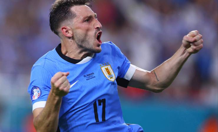 Matías Viña treina como titular e busca nova chance na seleção uruguaia contra o Chile