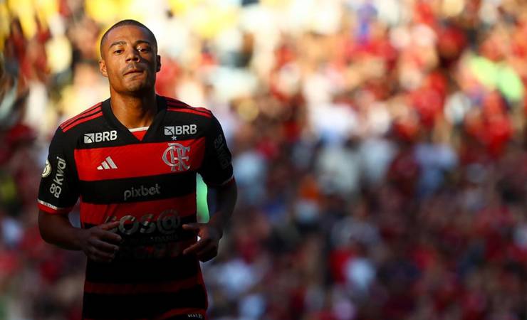Nico de la Cruz se destaca como volante no Flamengo com passes precisos e dribles em progressão