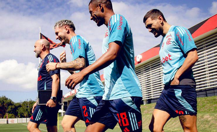 Flamengo renova contrato de Varela até 2027, e torcida pede definição sobre Arrascaeta